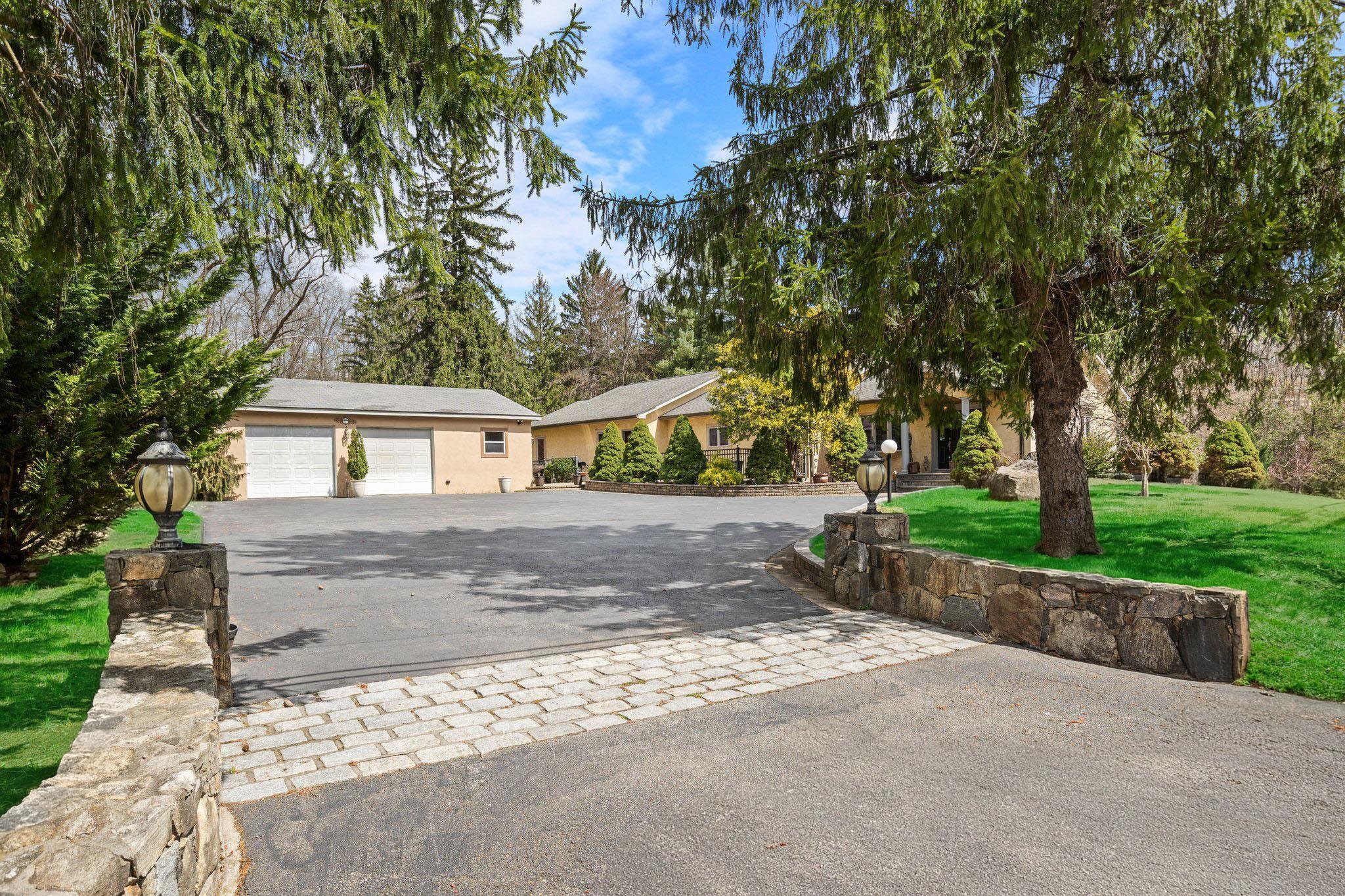 Jack Road, Cortlandt Manor, New York - 3 Bedrooms  
2 Bathrooms  
8 Rooms - 