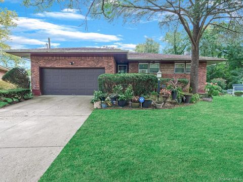 Photo of 944 Willowbend Lane, Baldwin, NY 11510 (MLS # 914318)