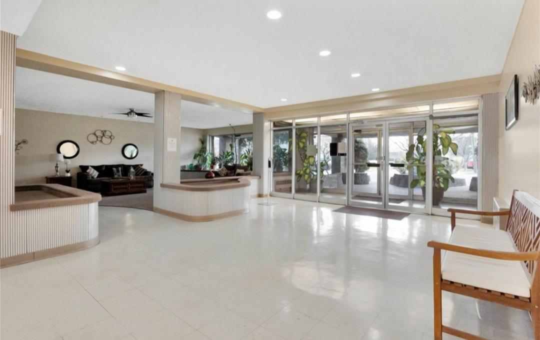250 W Merrick Road 2M