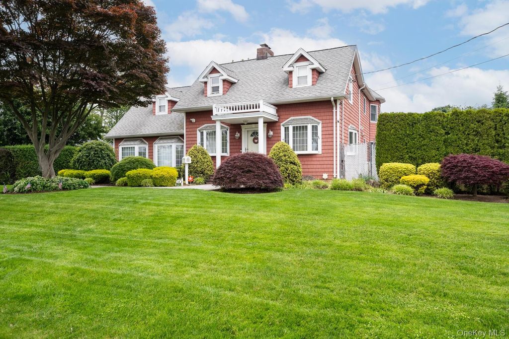 Photo of 18 Loring Road, Levittown, NY 11756 (MLS # 967536)