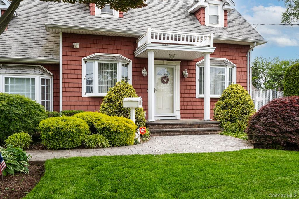 Photo of 18 Loring Road, Levittown, NY 11756 (MLS # 967536)