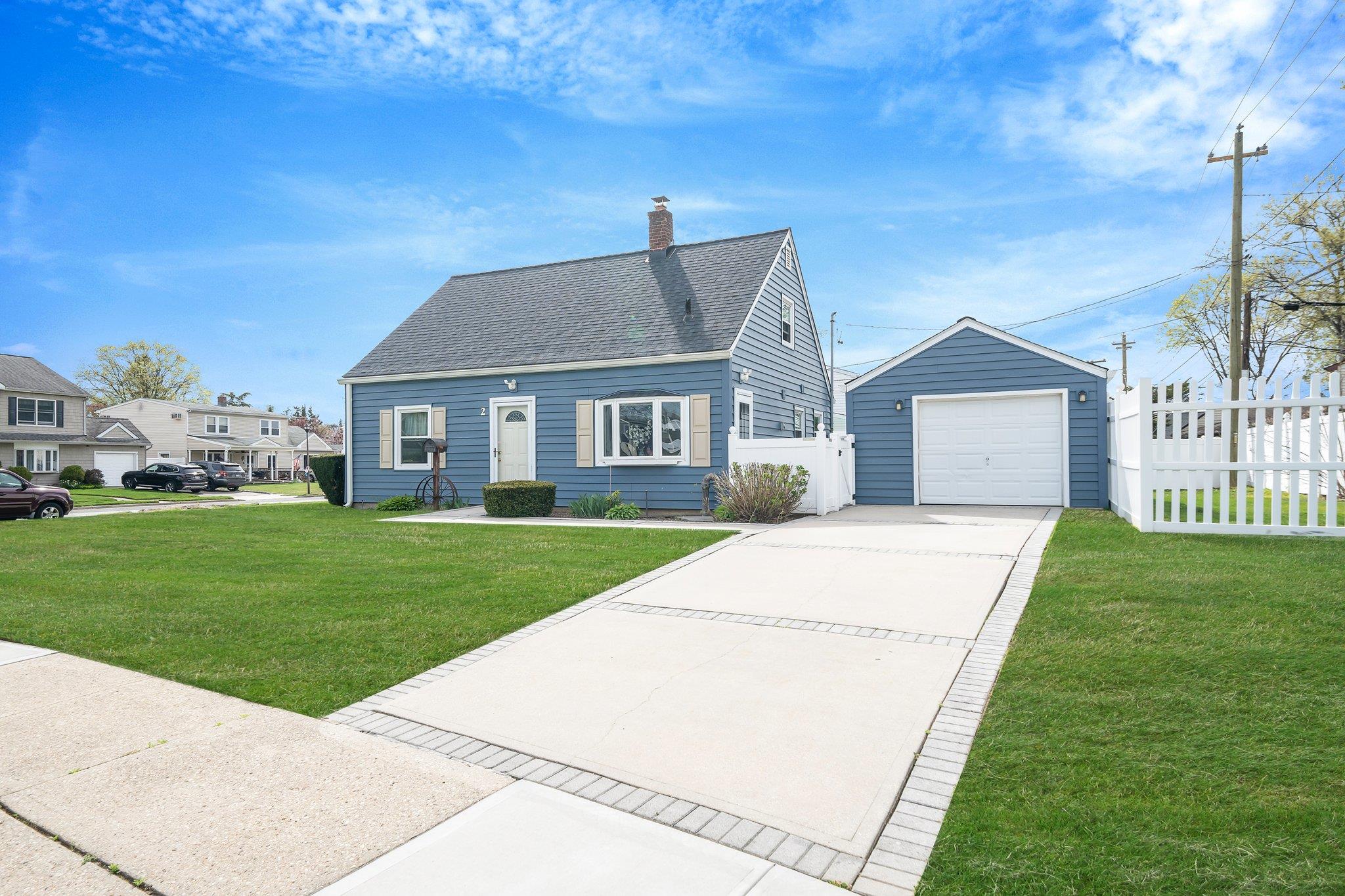 2 Poppy Lane, Levittown, New York image 3