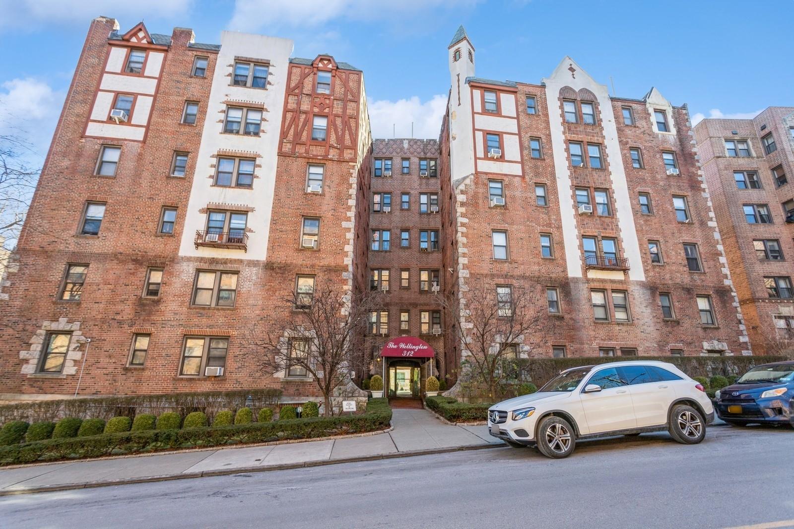 Rental Property at Main Street 2C, White Plains, New York - Bedrooms: 2 
Bathrooms: 1 
Rooms: 5  - $2,650 MO.