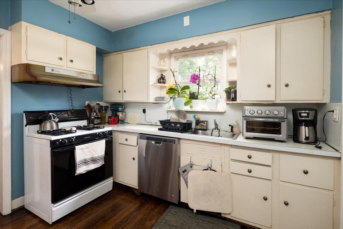 66 Trafalgar Square, Lynbrook, New York image 8