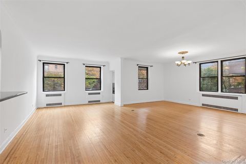 Photo of 69-40 Yellowstone Boulevard #121, Forest Hills, NY 11375 (MLS # 938480)