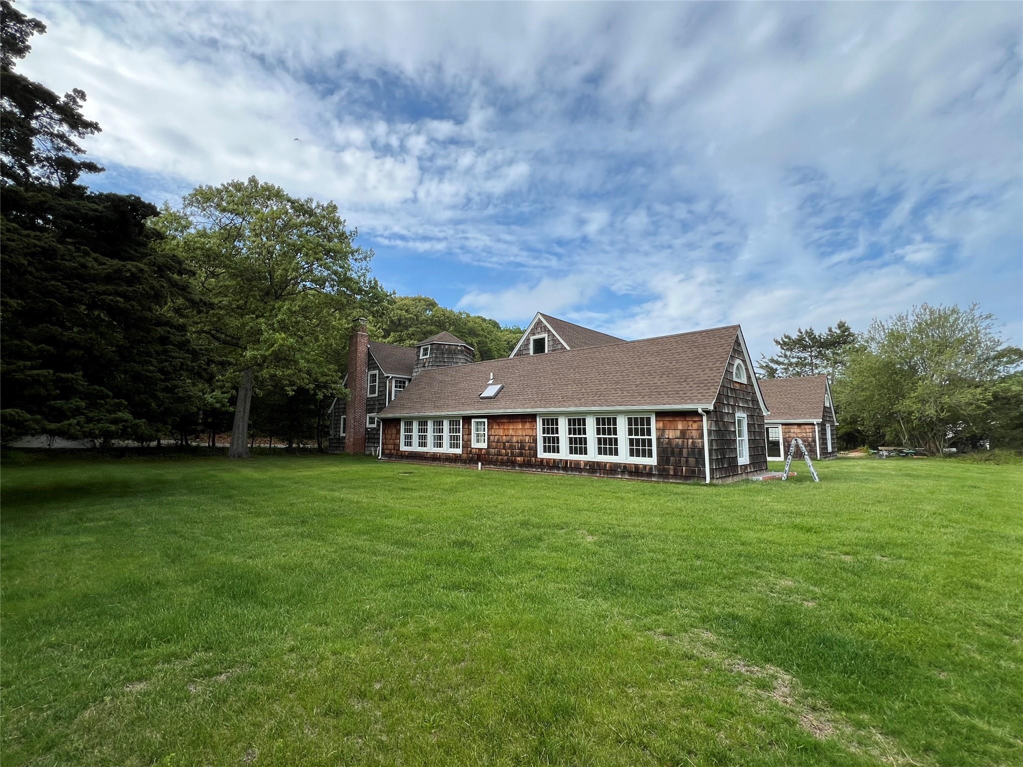 W Meadow Road, East Setauket, Hamptons, NY - 5 Bedrooms  
5 Bathrooms - 
