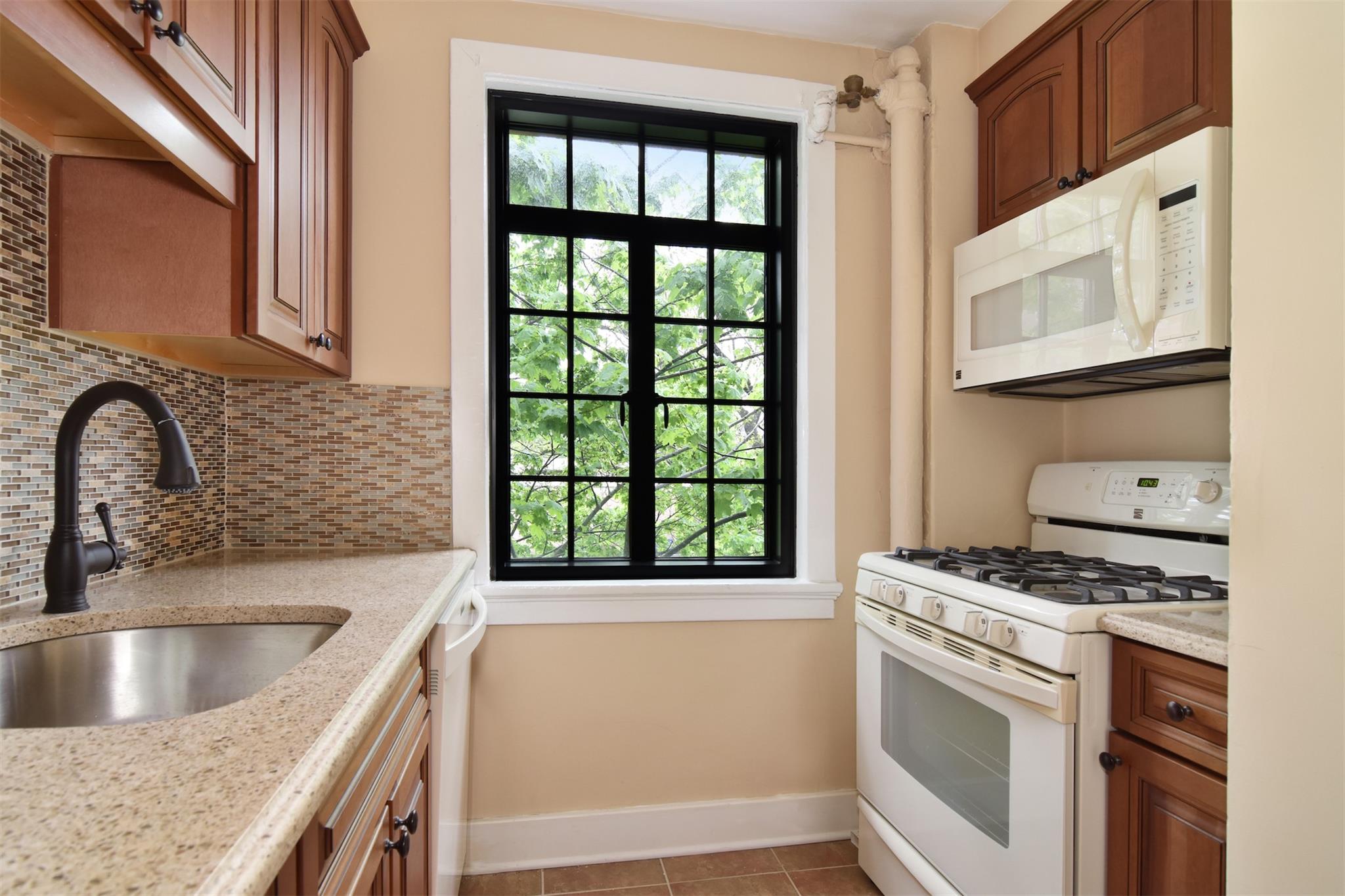 132 Pondfield Road #4D, Bronxville, New York image 7