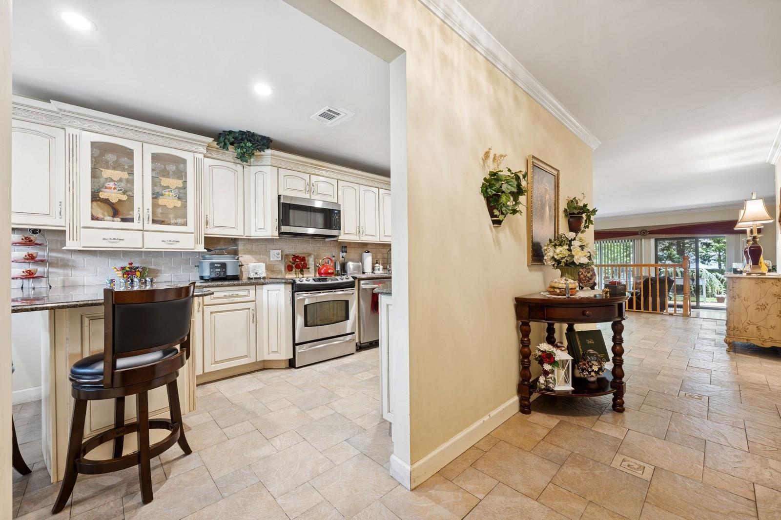 60 Southgate Circle, Massapequa Park, New York image 4