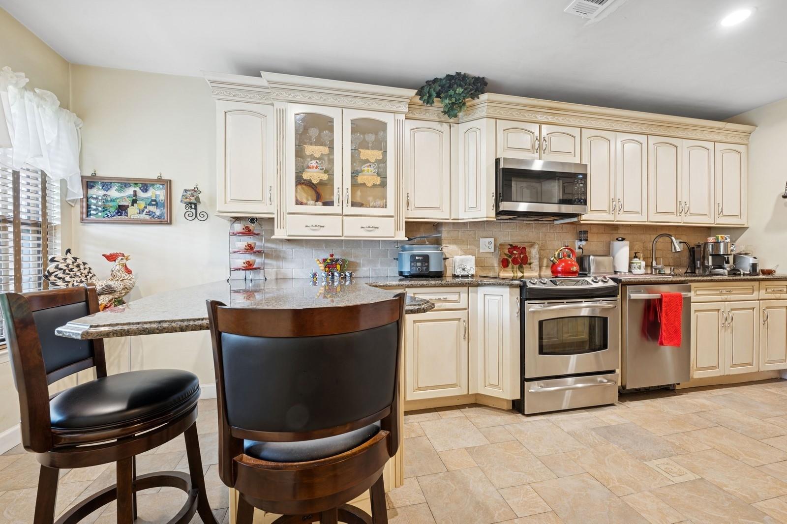 60 Southgate Circle, Massapequa Park, New York image 6