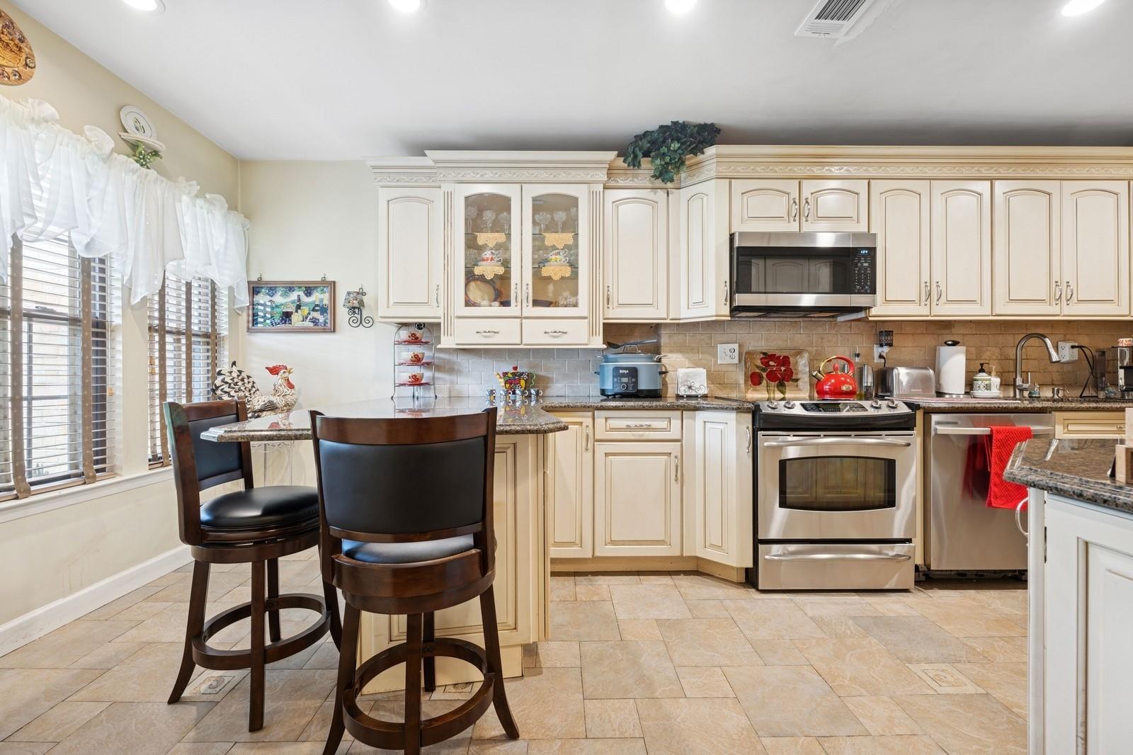 60 Southgate Circle, Massapequa Park, New York image 5