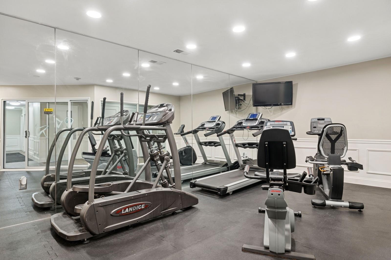 60 Southgate Circle, Massapequa Park, New York image 30