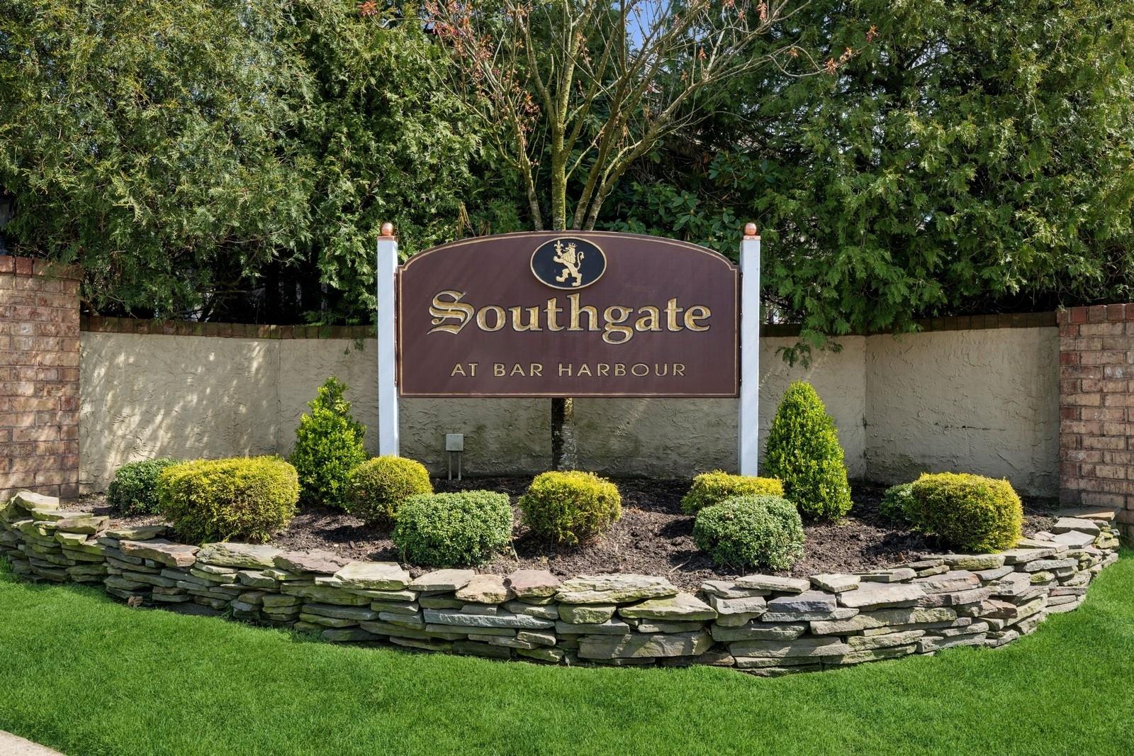 60 Southgate Circle, Massapequa Park, New York image 1
