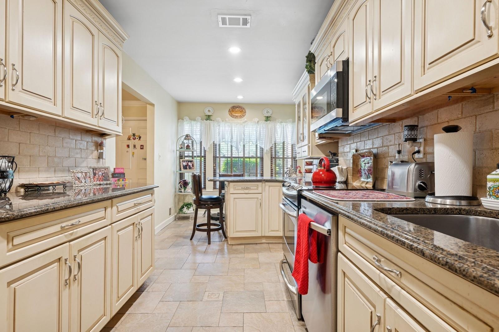 60 Southgate Circle, Massapequa Park, New York image 7