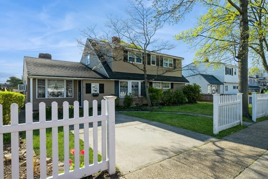 15 Long Lane, Levittown, New York image 1