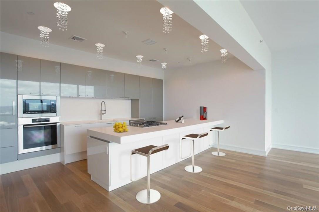 1 Renaissance Square PH40C
