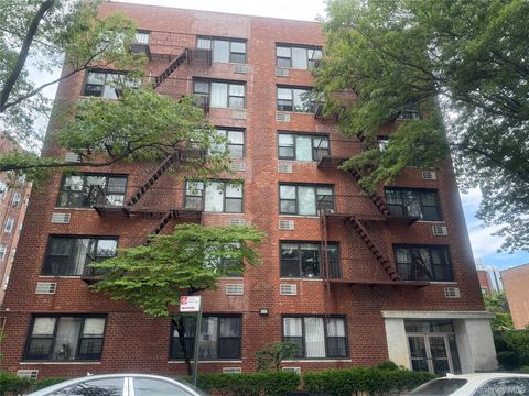 Photo of 76-26 113 Street St #6 H, Forest Hills, NY 11375 (MLS # 934283)
