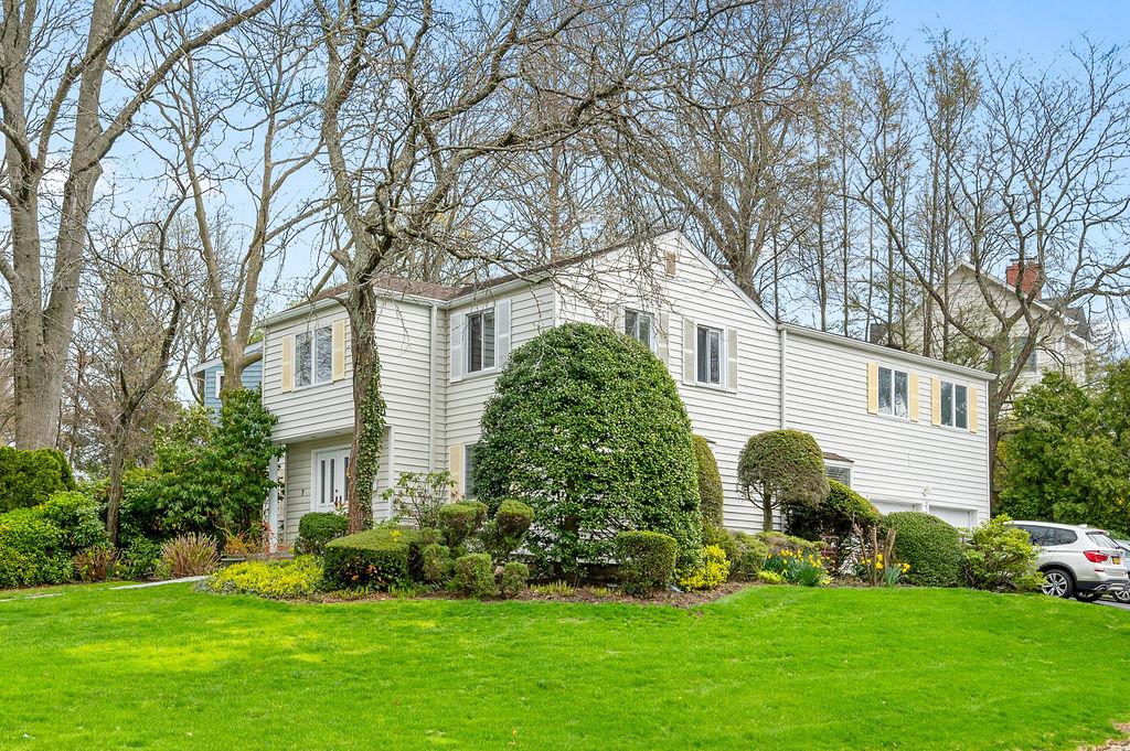 7 Robbins Lane Ln, Great Neck, New York image 1
