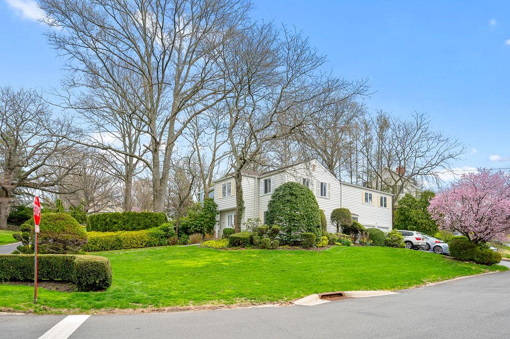 7 Robbins Lane Ln, Great Neck, New York image 4