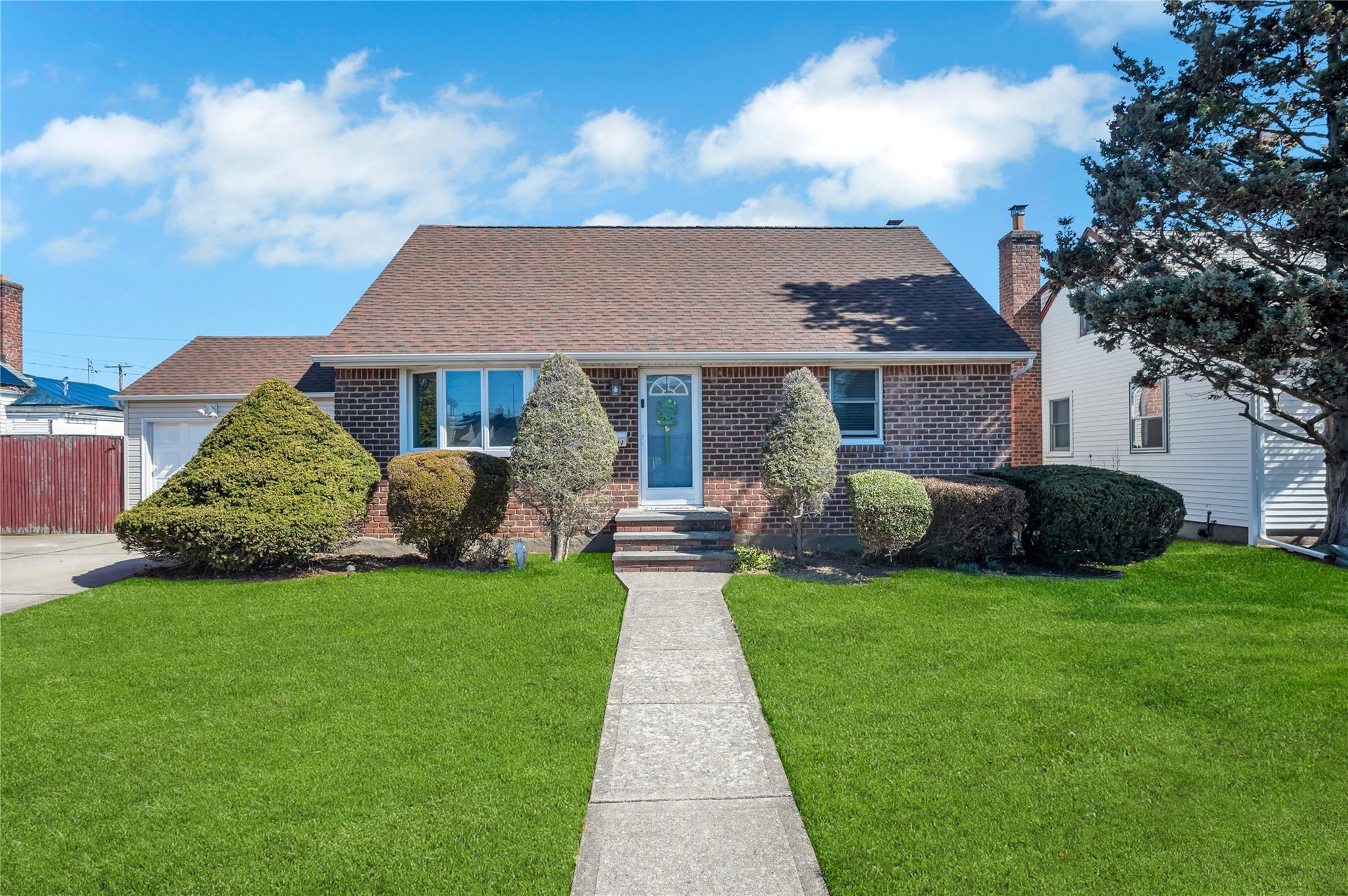 21 Linden Boulevard, Hicksville, New York image 3