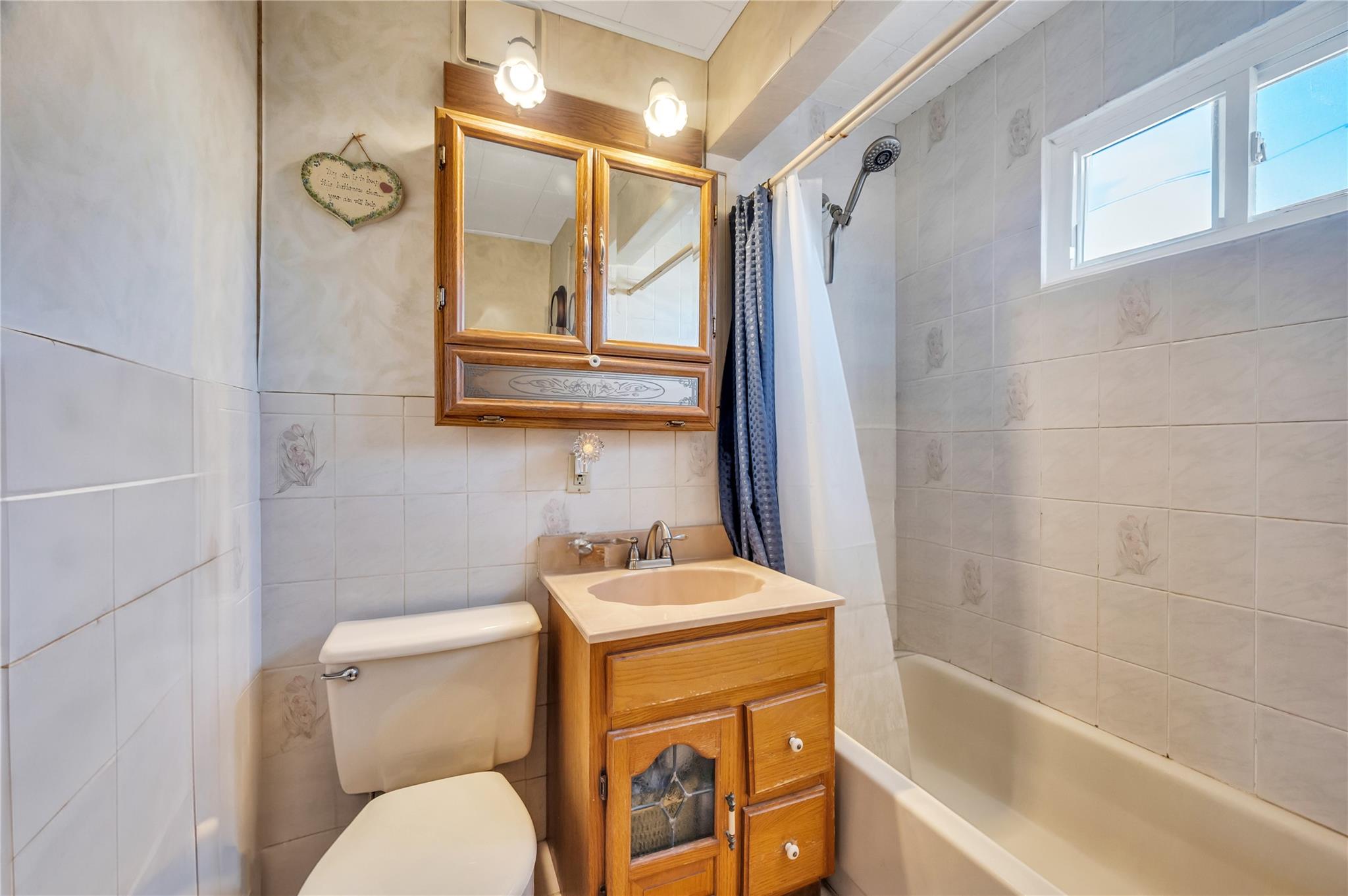 21 Linden Boulevard, Hicksville, New York image 9