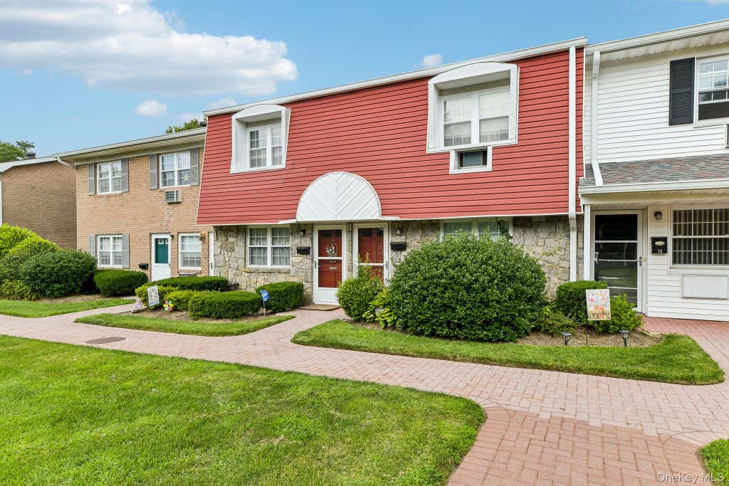 Photo of 15 Springwood Drive, North Babylon, NY 11703 (MLS # 1032270)