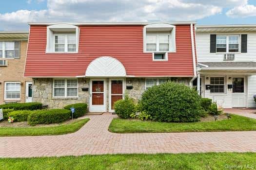 Photo of 15 Springwood Drive, North Babylon, NY 11703 (MLS # 1032270)
