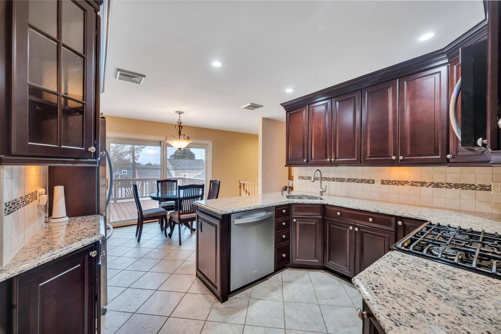 15 Gloria Place, Plainview, New York image 6