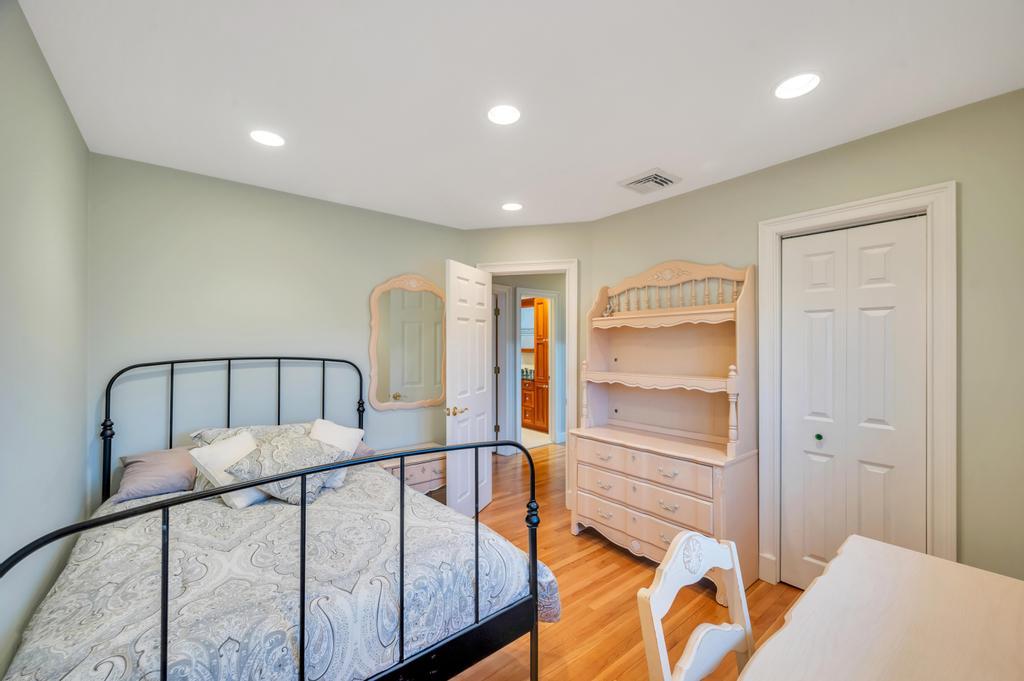 15 Gloria Place, Plainview, New York image 22
