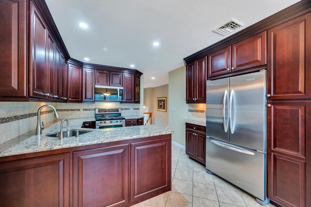 15 Gloria Place, Plainview, New York image 3