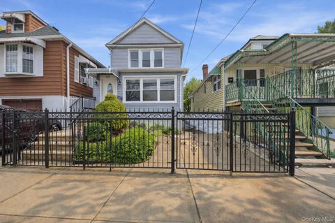 Photo of 424 Thieriot Avenue, Bronx, NY 10473 (MLS # 988982)