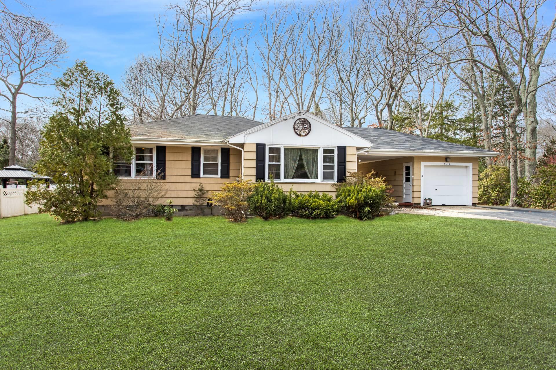 570 N North Bayview Road, Southold, New York image 1