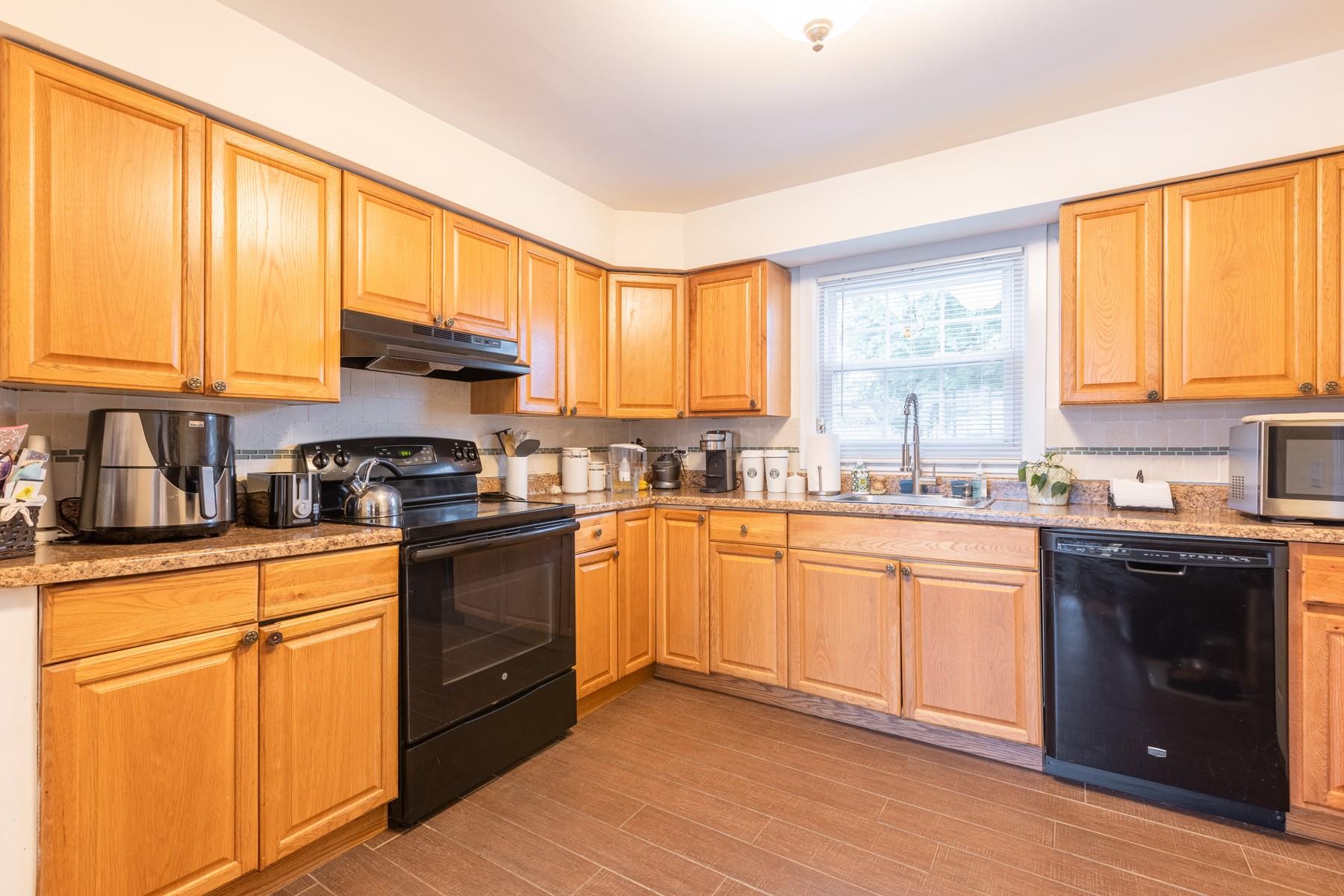 257 South 11th Street Street, Lindenhurst, New York image 6