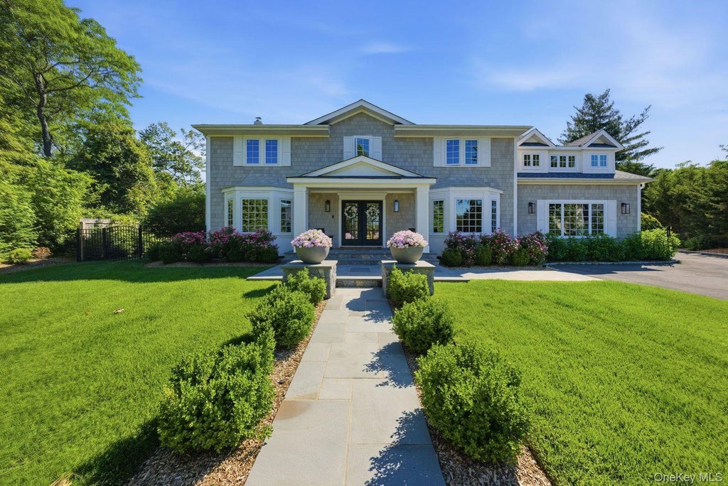 Photo of 6 Castle Court, Woodbury, NY 11797 (MLS # 1048013)