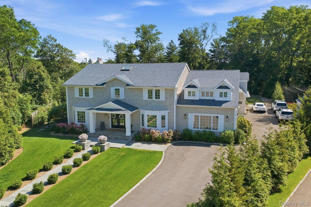 Photo of 6 Castle Court, Woodbury, NY 11797 (MLS # 1048013)
