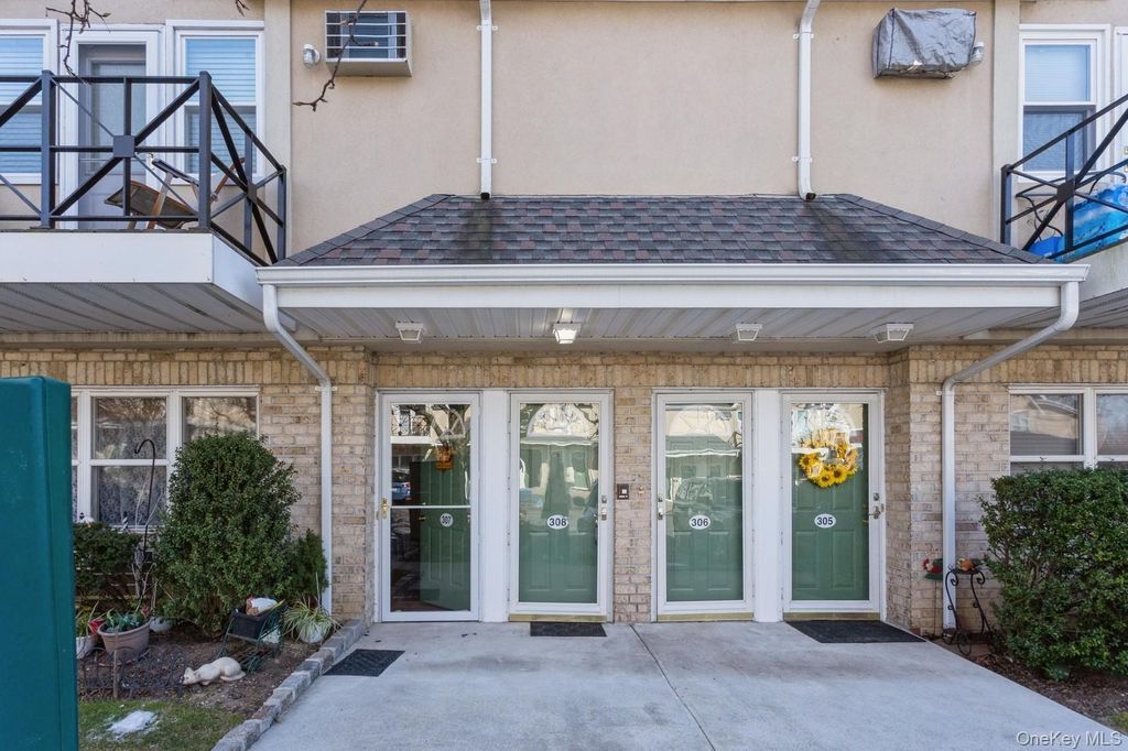 Photo of 308 Cambridge Court, Glen Cove, NY 11542 (MLS # 951871)