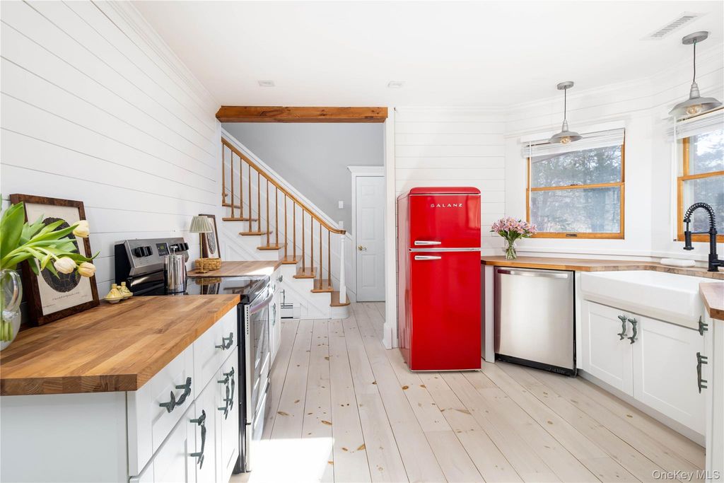 Photo of 3190 The Long Way Lane Way, East Marion, NY 11939 (MLS # 981424)