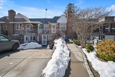 Photo of 77-06 Kneeland Avenue, Elmhurst, NY 11373 (MLS # 964068)