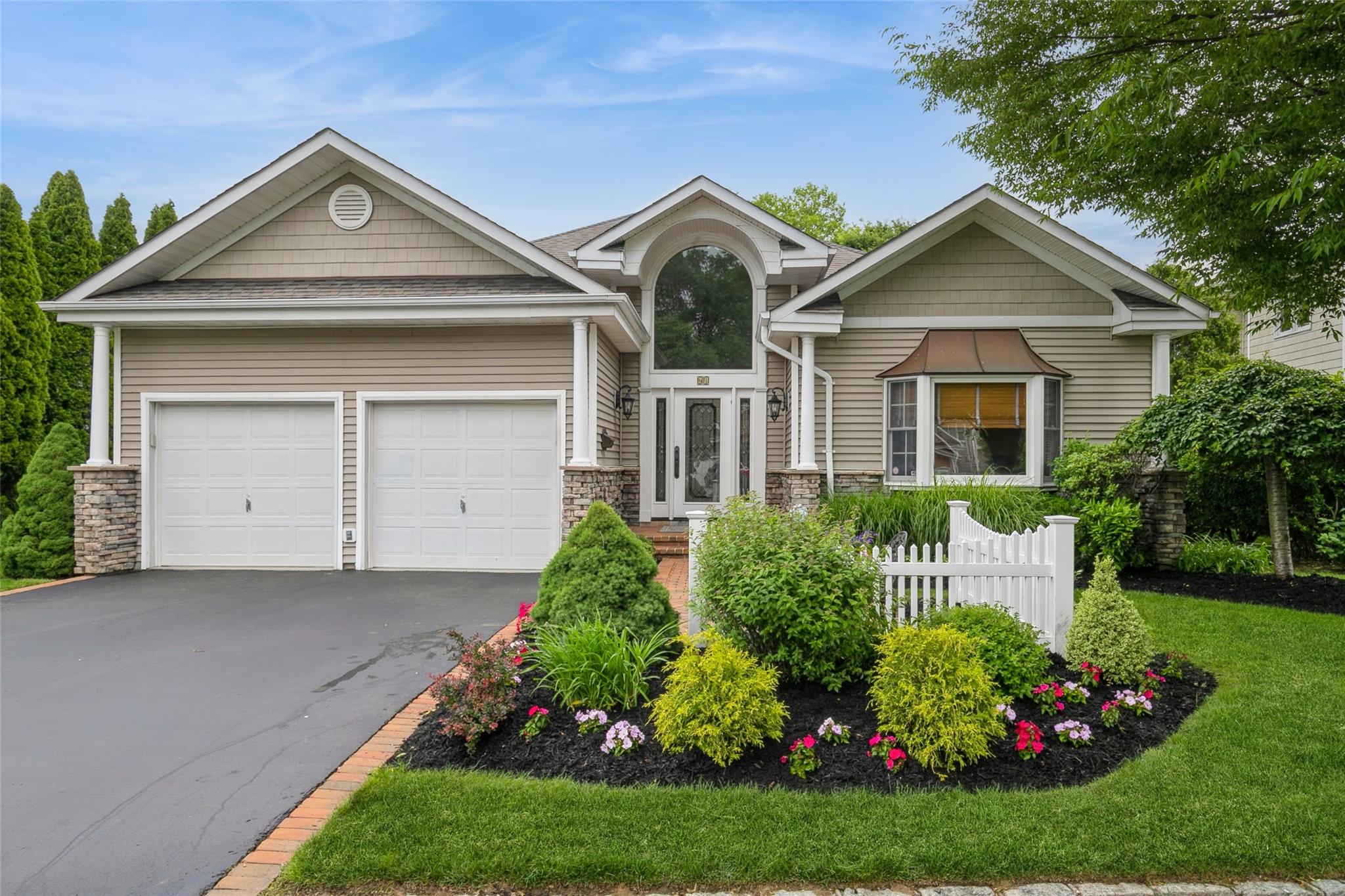 Redan Drive, Smithtown, Hamptons, NY - 3 Bedrooms  
3 Bathrooms - 