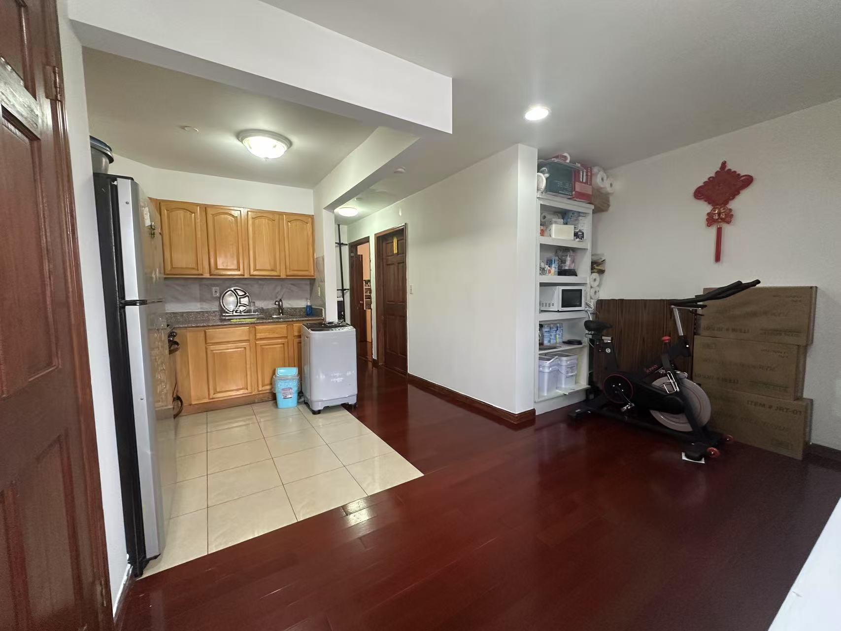 Barclay Avenue 5D, Flushing, Queens, NY - 2 Bedrooms  
2 Bathrooms  
6 Rooms - 