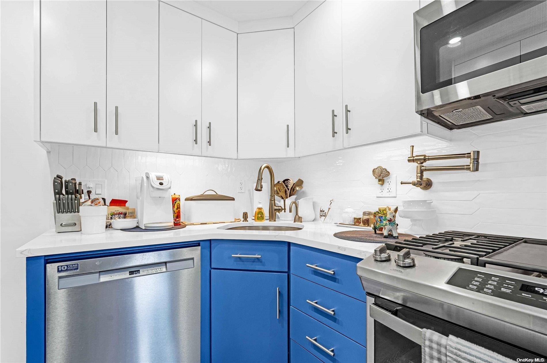 Property for Sale at 141Th Street 1B, Flushing, Queens, NY - Bedrooms: 2 
Bathrooms: 1 
Rooms: 5  - $350,000