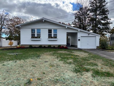 Photo of 209 Loop Drive, Sayville, NY 11782 (MLS # 930881)