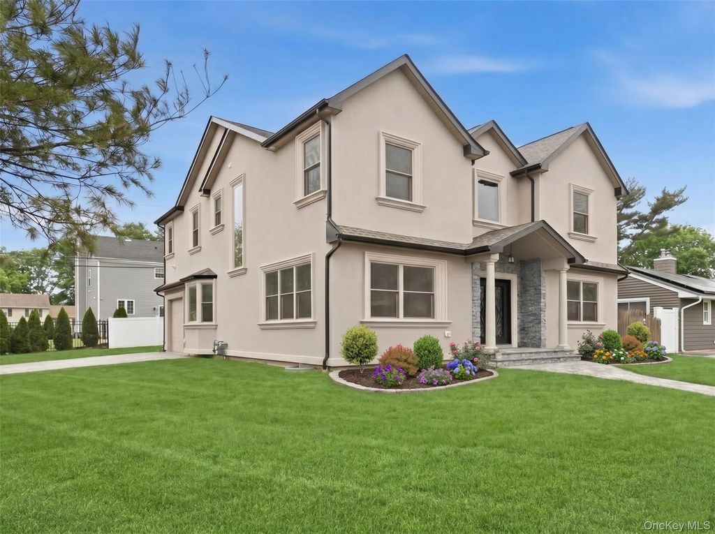 Photo of 2 Griffin Lane, Syosset, NY 11791 (MLS # 933336)