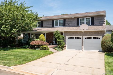 Photo of 15 Huber Court, Rockville Centre, NY 11570 (MLS # 1028944)