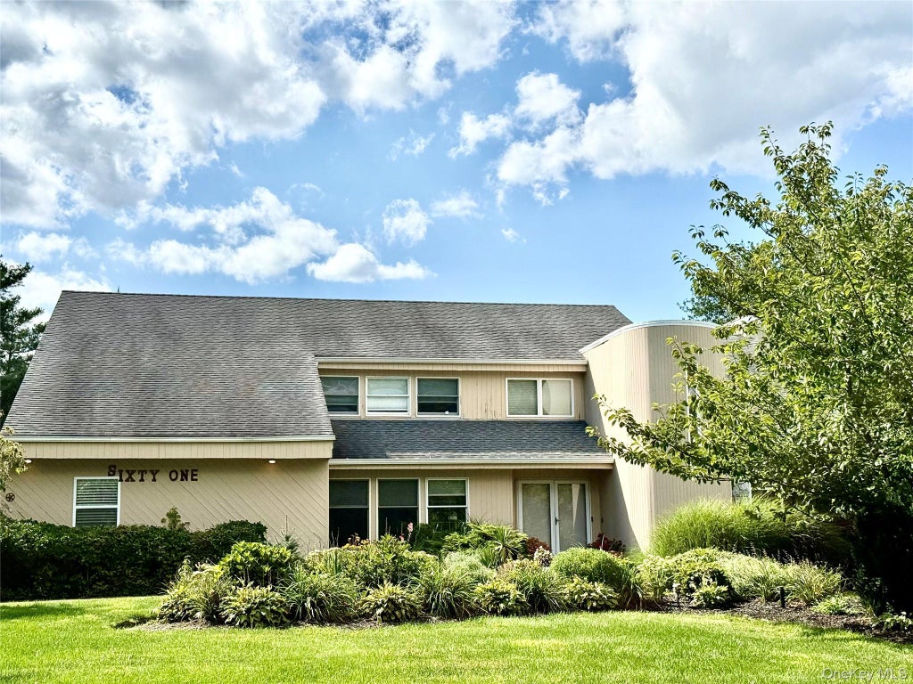 Photo of 61 Villanova Lane, Dix Hills, NY 11746 (MLS # 1043607)