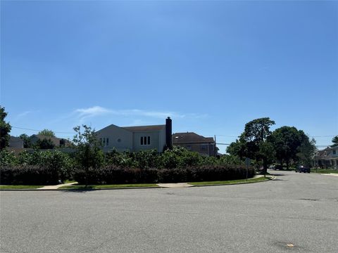 382 Hillside Drive S New Hyde Park NY 11040