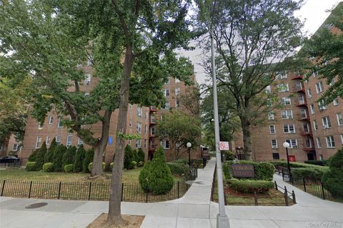 Photo of 65-35 Yellowstone Blvd Blvd #4G, Forest Hills, NY 11375 (MLS # 933890)