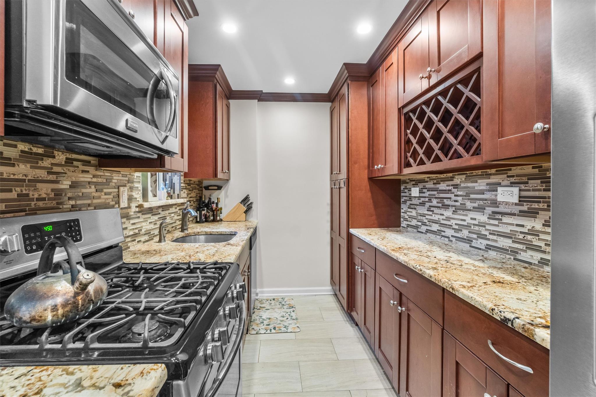 W 231 Street St 2D, Bronx, New York - 2 Bedrooms  
2 Bathrooms  
7 Rooms - 