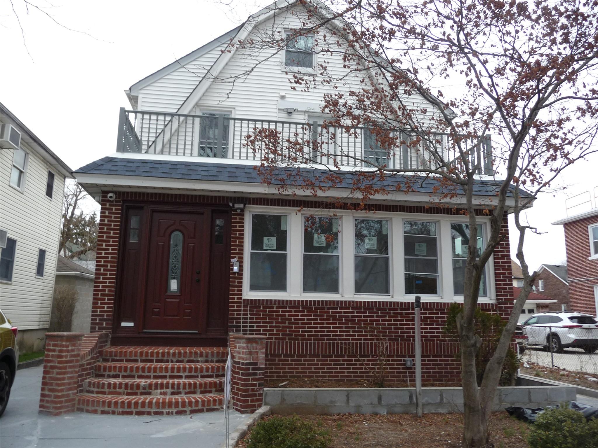 191st Street, Saint Albans, Queens, NY - 7 Bedrooms  
4 Bathrooms  
10 Rooms - 