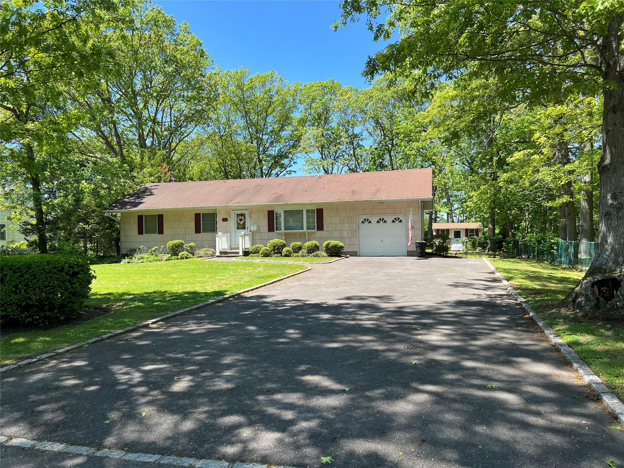 662 Gillette Avenue, Bayport, New York image 1