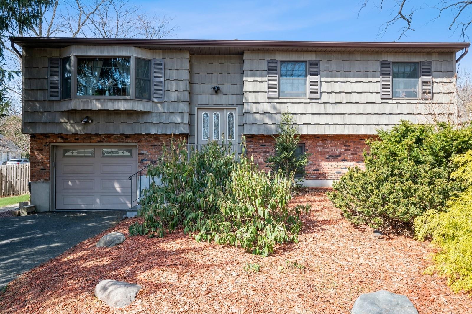 195 S Little Tor Road, New City, New York image 1